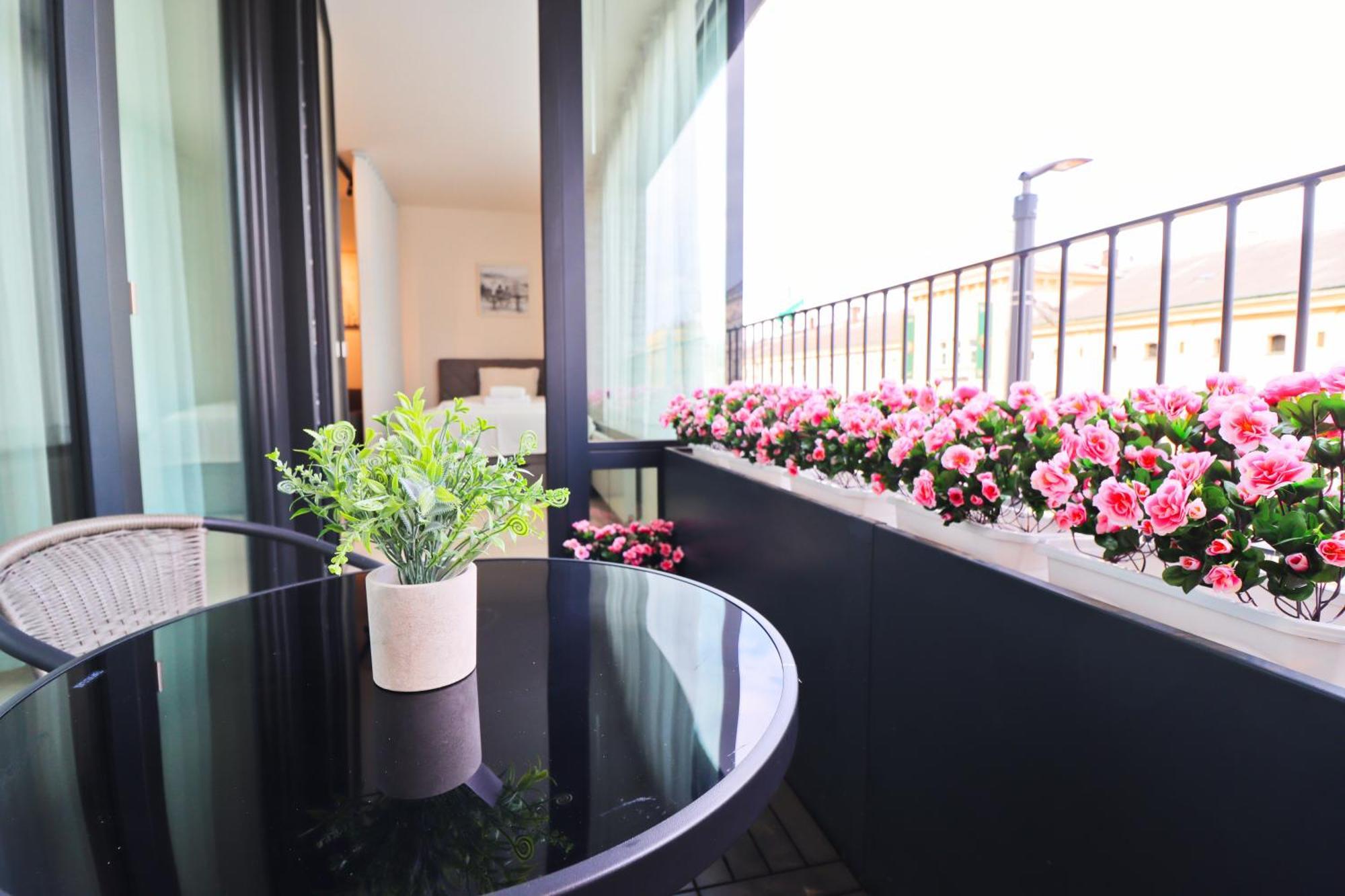 Sunny Apartment In Smichov, Prague 5 Dış mekan fotoğraf
